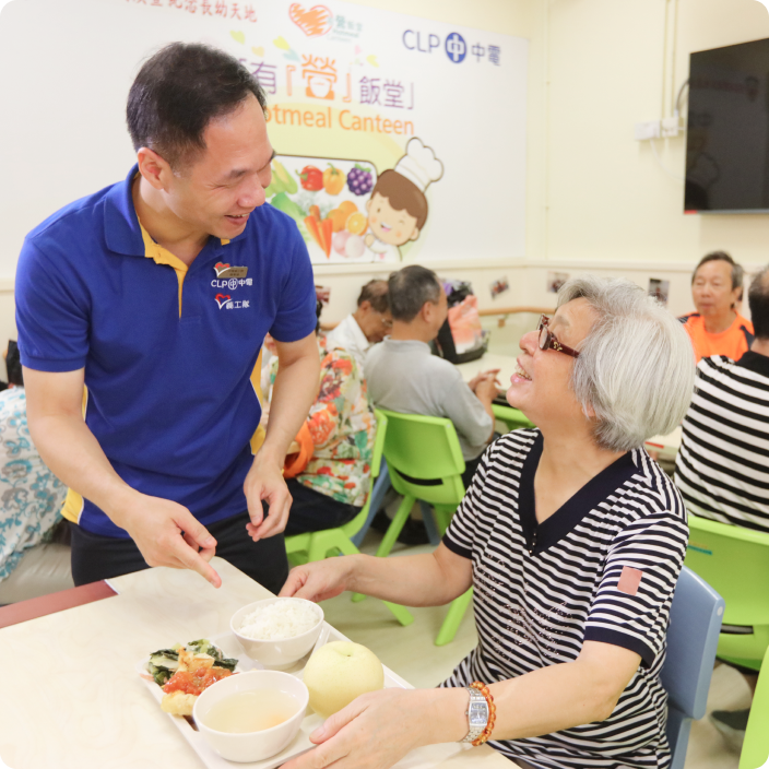 中華電力總裁蔣東強先生在中電有「營」飯堂為受惠人士送上熱烘烘的飯餐