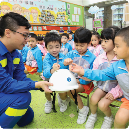 CLP engineer teaching kindergarten students basic knowledge about electricity and Introducing the engineering profession