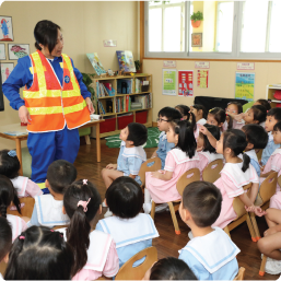 CLP engineer teaching kindergarten students basic knowledge about electricity and Introducing the engineering profession