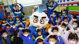 CLP engineer and an ambassador with kindergarten students at a visitation  